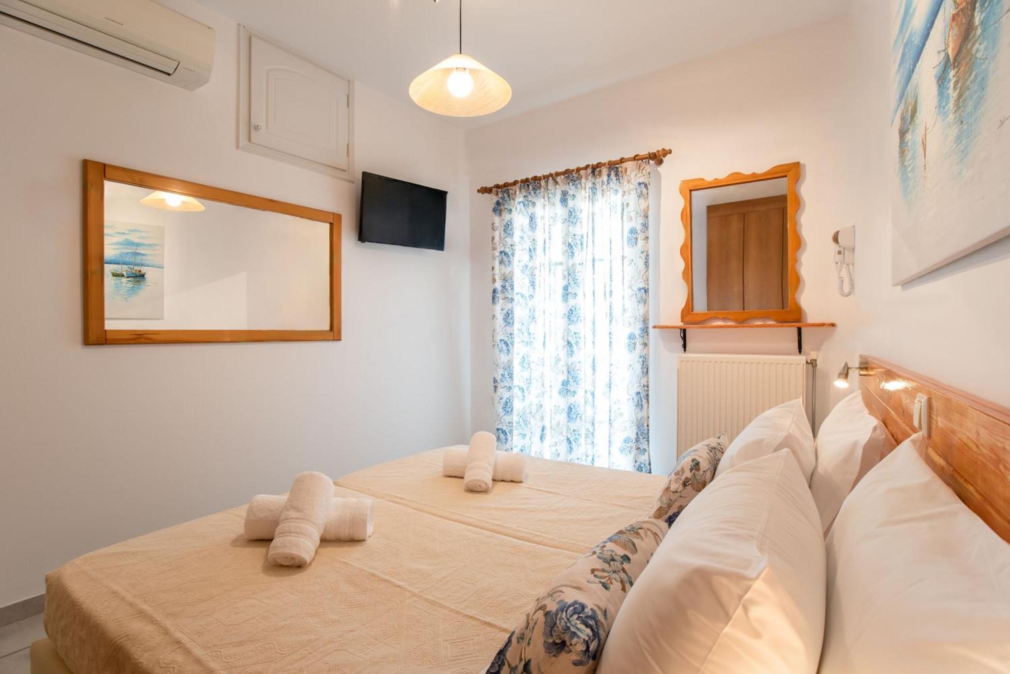 Kontaratos Studios & Apartments ปาริเกีย ภายนอก รูปภาพ